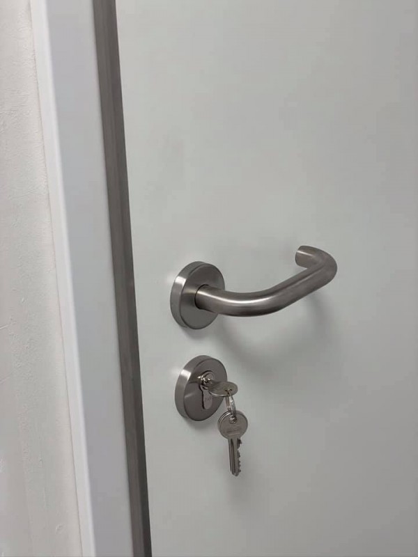 Realización de puertas para una empresa en Nîmes — manillas STRK 1704 certificadas antiincendio
